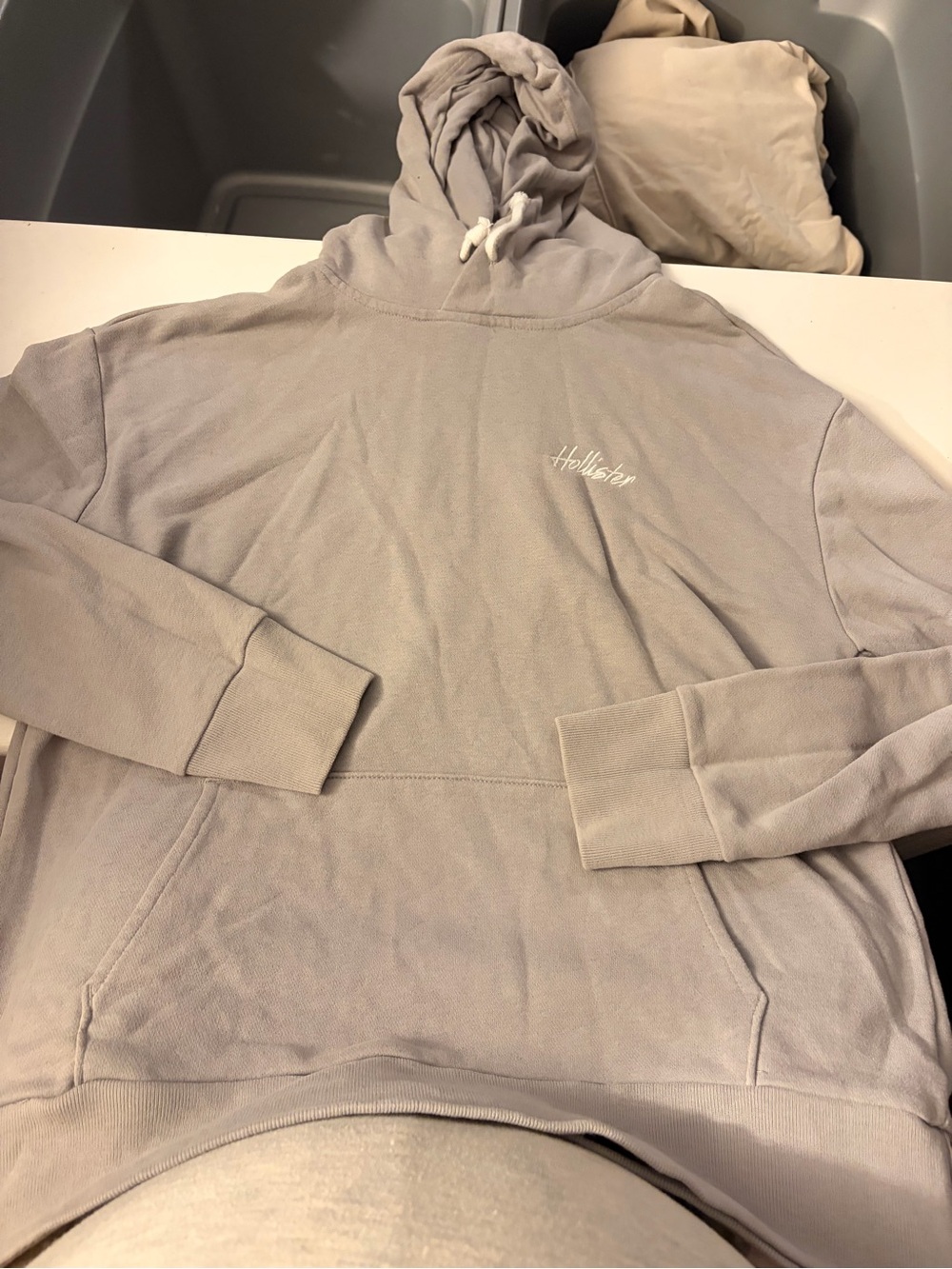 Hollister Men's Light Gray Pullover Hoodie with Subtle Logo